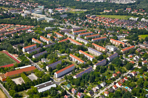  Die städtische Wohnungsbaugesellschaft Teltow hat in den vergangenen Jahren viele ihrer Liegenschaften modernisiert. Im Bild der Wohnungsbaukomplex „Neue Wohnstadt“ aus den 1960er Jahren 