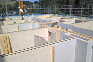  Die systemische Holzbauweise ermöglicht aufgrund einer millimetergenauen Vorfertigung der Elemente eine exakt zu planende Bauphase, die die kalkulierten Kosten einhält 