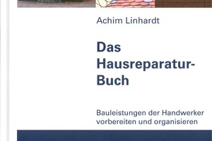  Die Zeit nagt an jedem Haus: Verschleiß, Verwitterung, Materialschäden, aber auch technische und qualitative Fortschritte erfordern laufend Instandsetzung in Haus und Wohnung. Doch welche Maßnahmen sind nötig und wie, wann und von wem sollen sie durchgeführt werden? Was ist der neueste Stand der Technik? Reicht Praxiserfahrung für die Ausführung oder sind bauphysikalische Überlegungen nötig? Und schließlich: Welcher Preis ist den Arbeiten angemessen? Das Buch gibt eine Anleitung für die Beauftragung und Beurteilung von Handwerkerarbeiten, zeigt, welche Arbeiten und Leistungen notwendig, wann sie ordentlich ausgeführt und welche Preise realistisch sind. Es gibt einen Leitfaden, um unterschiedliche Angebote sinnvoll zu beurteilen und zu vergleichen und zu reklamieren. Von einer kurzen Einführung in die EnEV bis hin zur Instandsetzung von Abwasserleitungen, das Buch bereitet in knapper Form aber trotzdem ausführlich auf den nächsten Handwerkerbesuch vor. ↓Das Hausreparatur-Handbuch. Bauleistungen der Handwerker vorbereiten und organisieren. Achim Linhardt, DVA 2009, 144 S. mit 100 Farbabb., 24,95 €, ISBN 978-3-421-03673-5 