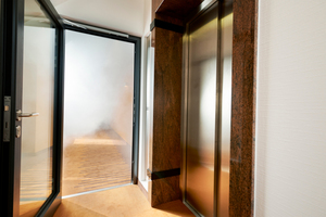  Ein Überdruck in Sicherheitstreppenräumen drängt den Rauch beispielsweise über geöffnete Fenster am Brandherd nach draußen 