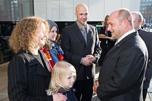  Staatssekretär Rainer Bomba mit der Familie Welke/Wieders vor dem Effizienzhaus Plus in Berlin 