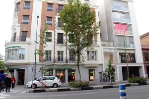  Calle de Goya, Madrid: Rechts ist der neu entstandene Anbau zu sehen – auf Straßenebene befindet sich der Übergaberaum 