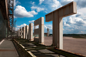  Neue Nutzung historischer Hallen – In und vor den großen Hangars finden heute Veranstaltungen wie Modemessen statt  