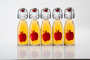  Apfel-Gewürz- sowie Birne-Ingwer-Schorle aus Bügelverschlussflaschen 