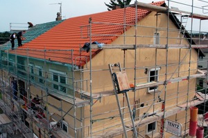  Aus der Perspektive des Hochstativs sind die umfangreichen Sanierungsmaßnahmen an Dach und Fassade zu erkennen<br /> 
