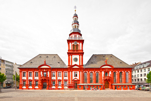  Erneuertes Wahrzeichen: Die Turmlaternen am Alten Mannheimer Rathaus erstrahlen dank speziell beschichtetem Walzblei in gleichmäßigem Weiß  