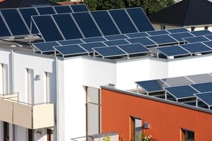  Die auf den Dächern positionierte Photovoltaikanlage leistet 20 kWp, die Solarthermieanlage (im Hintergrund) wurde mit 65 m² Fläche großzügig dimensioniert und ist an denselben Solarkreislauf angeschlossen wie die Wärmepumpen, um eine Regeneration des Erdreichs zu ermöglichen 