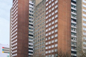  links: Doppelwohnhochhaus in der Berliner Schulze-Boysen-Straße 35/37 vor der Sanierungrechts: Das Doppelwohnhochhaus gilt nach der Sanierung derzeit als das größte Niedrigenergiehaus in Deutschland. Um die Attraktivität der Fassade langfristig zu erhalten, entschied sich der Bauherr für das hier vorgestellte Konzept 