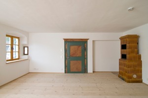  Die obere Stube des Hauses. Hier wurde dem alten Holzboden, der barocken Tür und den barocken Einbauten mit einem neuen Putz der adäquate Rahmen gegeben 