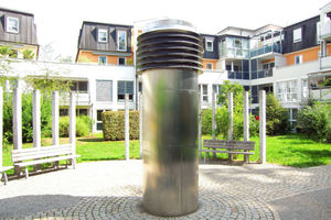  Die zentrale Außenluftansaugung für das Wohnbauobjekt Kösel-Wohnpark in Kempten/Allgäu bildet im Innenhof der Wohnanlage einen Blickfang 
