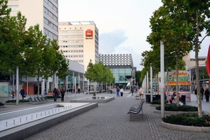  Blick in die Fussgängerzone bei Tag und am Abend: Die Prager Strasse in Dresden wurde in den letzten 10 Jahren zum modernen Boulevard umgestaltet 
