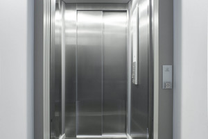  Edelstahl für die Kabinenausstattung: Um die Haltestelle zum Garten realisieren zu können, wurde der Aufzug als Durchlader, also mit Türen auf zwei Seiten der Kabine ausgeführt 