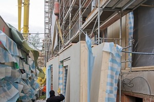  Die neuen Außenwände und das Staffelgeschoss wurden im Werk vorgefertigt und auf der Baustelle rasch und präzise montiert. So kamen die Vorteile des vergleichsweise leichten Holzbaus voll zum Tragen 