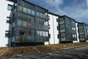  Die Balkone in der Gartenstadt-straße mit farbigen Photovoltaik-elementen 