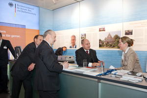  V.l.: Ministerialrat Hans-Dieter Hegner, Staatssekretär Bomba und BundesBauBlatt-Redakteurin Christina Langer auf dem BMVBS-Messe-Stand 