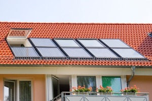  Die Solarkollektoren unterscheiden sich nicht von den parallel verbauten Dachflächenfenstern. 