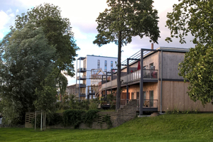  Der aktuelle Eingangsbereich der Alten Brauerei mit den Gebäuden 1a und 1b sowie dem weißen Mehrfamilienhaus „Sudhaus“ dahinter (im Plan Nr. 4/5) 