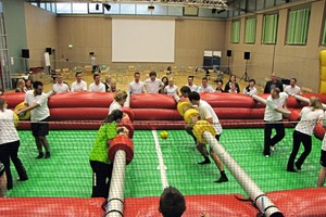  Neben Erfahrungsaustausch und Vorträgen gab es ein Sportprogramm. Beim Human Soccer konnten sich die Teilnehmer als Kickerfiguren auspowern 