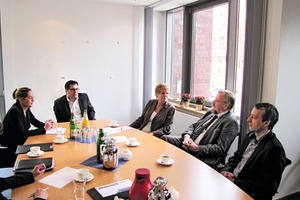  Gesprächsrunde (v.l.): BundesBauBlatt-Redakteurin Christina Langer, Dirk Prilipp (Brillux Farbdesigner), Monika Böhm und Klaus Weise (Vorstände der 1904) und Holger Westphal, Technischer Leiter der 1904 