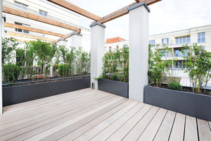  Zwei Wohneinheiten haben Zugang zu der großzügig angelegten Dachterrasse  