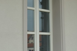  Fensterbank mit passenden Leibungs- und Fassadenprofilen – versehen mit einem Endanstrich mit Fassadenfarbe auf Acrylatbasis 