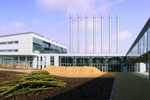 Die Edelstahl-Schornsteine sind das architektonische Wahrzeichen der Viessmann-Werke 
