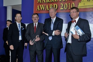  Gewinner des Awards in der Kategorie Wohnimmobilien Sigfried Gallitschke (2. v.l.), Marketing-Leiter und Peter Stubbe (3.v.l.), Geschaftsführer der Leipziger Wohnungs- und Baugesellschaft mbH, Laudator Klaus Striebich (1.v.l.) von der ECE und Prof. Stephan Kippes (rechts) 