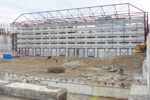  Bis auf die Hülle entkernt: Vom Bestandsgebäude bleibt im Rahmen der Sanierung nur die Fassade bestehen 