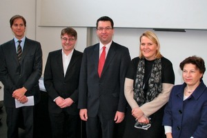  Gemeinsames Engagement für die Wissenschaft (von links): Geschäftsleitungsvorsitzender Dr. Ralf Murjahn (Caparol-Gruppe), Prof. Mathias Lengfeld (Dekan des Fachbereichs Architektur), Clemens Köppel (Regionaler Verkaufsleiter der Knauf Gips KG), die Inhaberin der Stiftungsprofessur Prof. Kerstin Schultz sowie HDA-Präsidentin Prof. Dr. Maria Overbeck-Larisch 