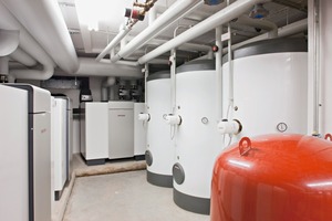  Die drei vorhandenen Warmwasserspeicher der alten Anlage mit jeweils 600 Litern Fassungsvermögen blieben erhalten und werden weiterhin genutzt 