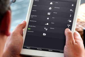  Über ein KNX-System sind alle Komponenten der Haustechnik miteinander vernetzt. Funktionen wie Beleuchtung, Jalousien und Heizung können zentral am Tablet oder Smartphone bedient werden. 