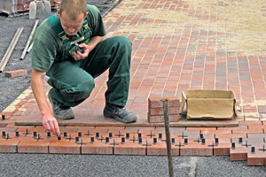  Pflasterklinker überzeugen durch Strapazierfähigkeit und lebenslange Farbechtheit. Die Fachleute des Galabau-Unternehmens Heinz Klein realisierten im Garten der Religionen zahlreiche Verlegemuster 