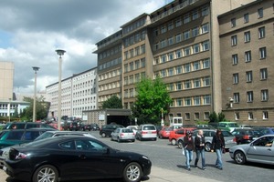  Rechts: Die Normannenstraße in Berlin. Mit den Geldern wurde ein zeitgemäßes Brandschutzkonzept umgesetzt und die Originalsubstanz der ehemaligen Stasi-Zentrale denkmalpflegerisch aufgearbeitet  