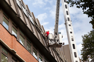  Die neuen Fenster wurden teilweise mit Hilfe einer Hubarbeitsbühne montiert 