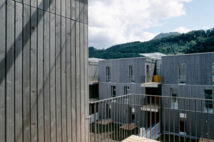  Im Gegensatz zu den meisten Passivhäusern, die eine weitgehend geschlossene Fassade im Norden und eine offene Fassade im Süden aufweisen, sind die Fassaden auf jeder Seite gleichartig gestaltet   