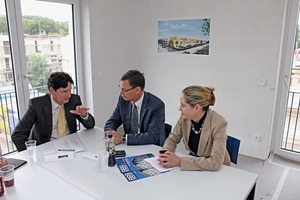  GdW-Präsident ­Axel Gedaschko (Mitte) stellt sich den Fragen von Achim Roggendorf und Christina Langer. Das BundesBauBlatt-Team traf Axel Gedaschko auf seiner ­zweiten NRW-­Sommertour 
