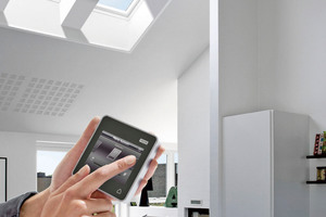  Mit dem Integra Control Pad lassen sich per Fingertipp Dachfenster, Flachdach-Fenster, Rollläden und Sonnenschutz sowie Produkte, die auf dem io-homecontrol-Funkstandard basieren, steuern 
