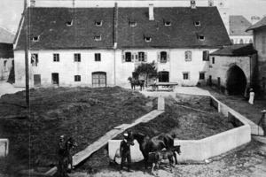  500 Jahre lang wurde der Klosterbauhof im Zentrum der Stadt als landwirtschaftlicher Betrieb bewirtschaftet. Das Bild aus dem Jahr 1917 zeigt den Blick über den Hof zum Verwaltergebäude, heute Bürgerhaus 
