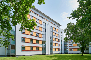  Als vorgehängte Fassade mit integrierter Brüstung und einer Glas-Faltwand werden die Loggien Bestandteil der wärmegedämmten Gebäudehülle 