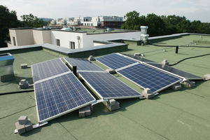  Jeder Aufzug wird durch eigene Solarpanels mit Energie versorgt. Die Photovoltaik findet auf dem Flachdach Platz 