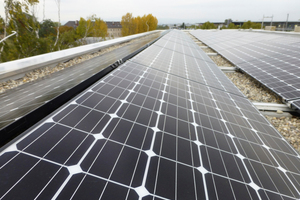  Die Photovoltaikanlage auf dem Dach in Ost-/Westausrichtung nutzt die zur Verfügung ­stehende Dachfläche optimal aus 