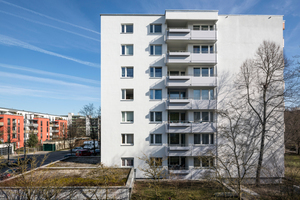  Die Westseite nach der Sanierung: Die Balkone haben dank des schlanken WDVS S 024 wenig Nutzfläche verloren 