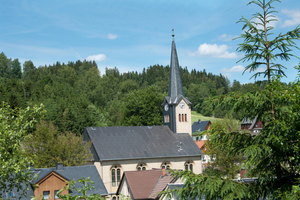  Schiefer trifft Walzblei: Die Kirche von Zwota erhielt ein neues Dach aus Venusblei, das hervorragend zu den Schieferelementen passt 