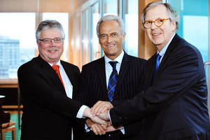  Neuer BID-Vorsitzender: Walter Rasch (rechts) übergibt an Dr. Andreas Mattner (links). Bundesbauminister Dr. Peter Ramsauer gratuliert 