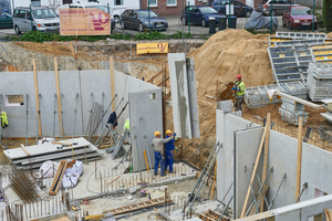  Die Doppelwandelemente wurden just-in-time angeliefert und mit einem Kran versetzt 