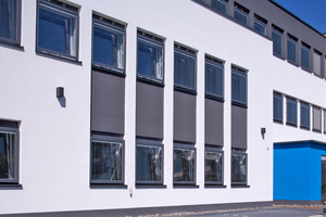  Bei dem an der Dortmunder Stadtkrone Ost entstandenen Bürogebäude wurde das Fenstersystem  erstmals im großen Stil eingesetzt. Gut zu sehen sind im Bild die zur Lüftung abgestellten Außenflügel 