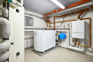  Bei der WBG ESG in Grevenbroich deckt das mini-BHKW ecoPOWER 4.7 den Energiebedarf von drei Mehrfamilienhäusern zu weiten Teilen allein ab. In der Mitte befindet sich die KWK-Anlage, links der Multi-Funktionsspeicher, rechts an der Wand das Gas-Brennwertgerät ecoTEC für Spitzenlasten 