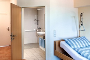  Die Zimmer nach der Renovierung: Jeder Bewohner kann sich nun über eine geräumige bodengleiche Dusche sowie über eine zeitgemäße und freundliche Einrichtung freuen 