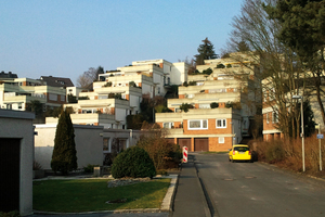  Die besondere Herausforderung: Die Gebäude sind mit einem Höhenunterschied von bis zu 25 m treppenartig in den Hang gebaut 