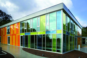  Forschungsprojekt: Farbige Solarpaneele für vorgehängte hinterlüftete Fassaden, Förderzentrum für behinderte Kinder in München-Oberföhring 